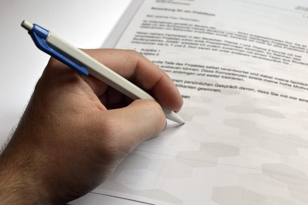 Income tax guide for immigrants in Canada with key information on tax filing and claiming benefits for newcomers.