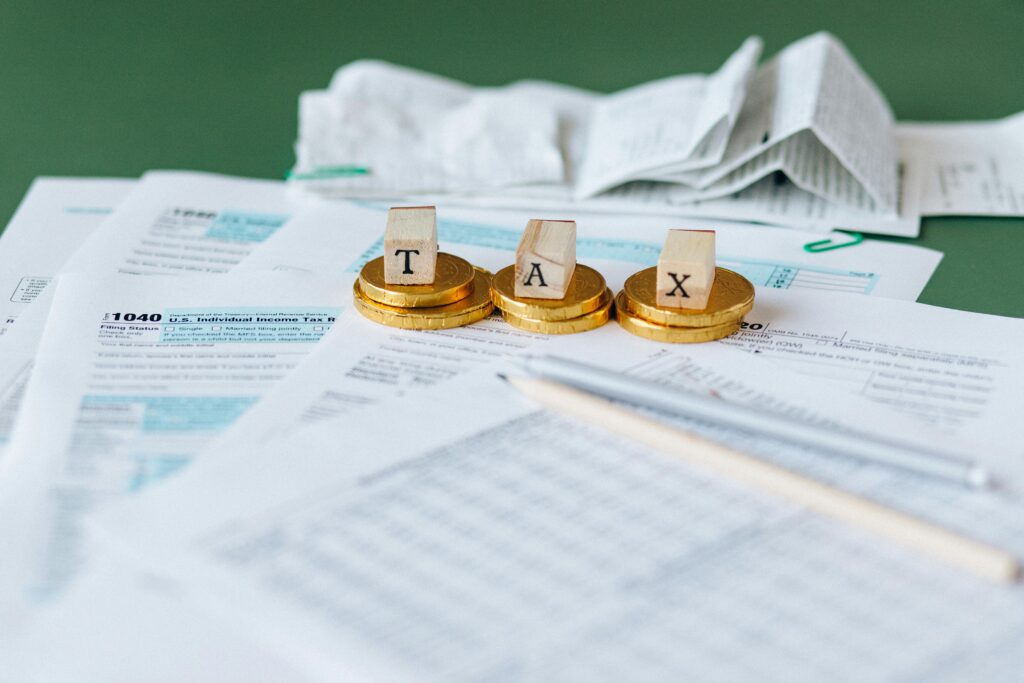 Income tax guide for immigrants in Canada outlining key tips and tax-saving strategies.